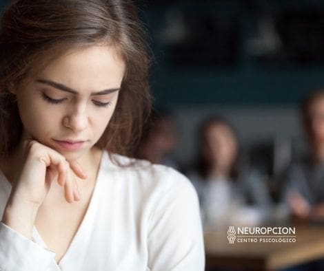 Psicólogo Autoestima psicologo autoestima la imagen muestra una mujer triste por su baja autoestima