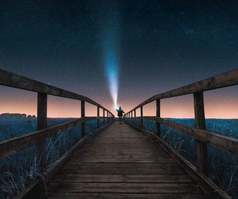 la imagen muestra un adulto dispuesto a elaborar un proyecto de vida